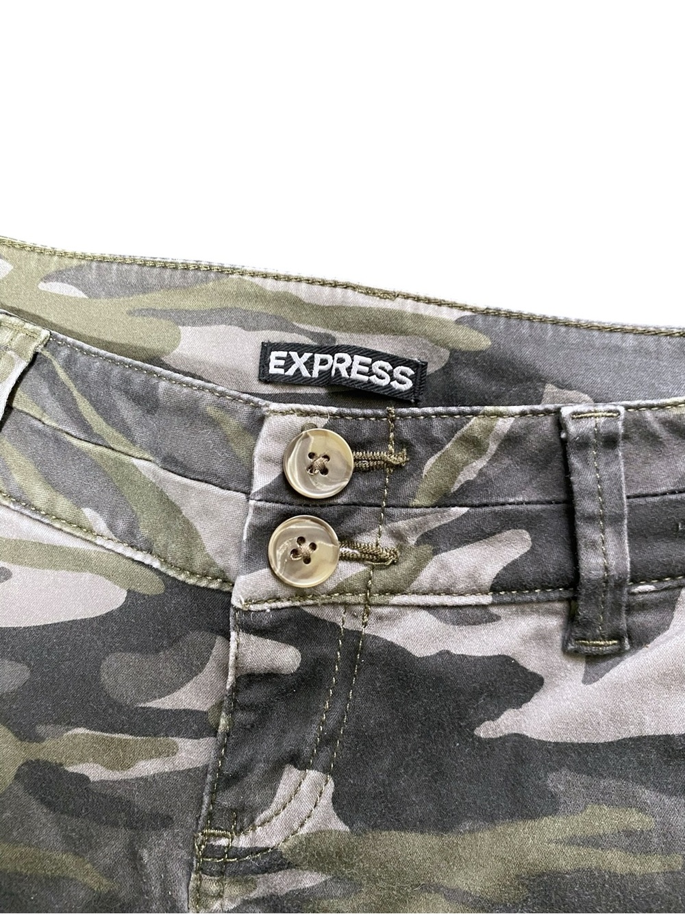 Y2K '00's Express Women 00 Green Camo Cuffed Low Rise Twill Shorts Indie Sleaze - Picture 4 of 5